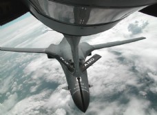油炸美国空军B1轰炸机空中加油