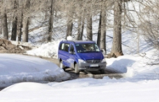 雪地森林中的奔驰商务车图片