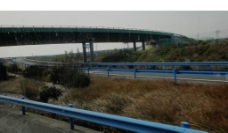 田野里的高架桥图片